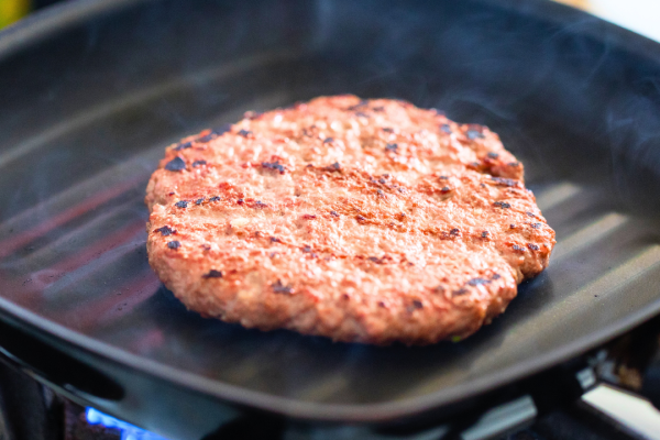 hamburguer artesanal na frigideira